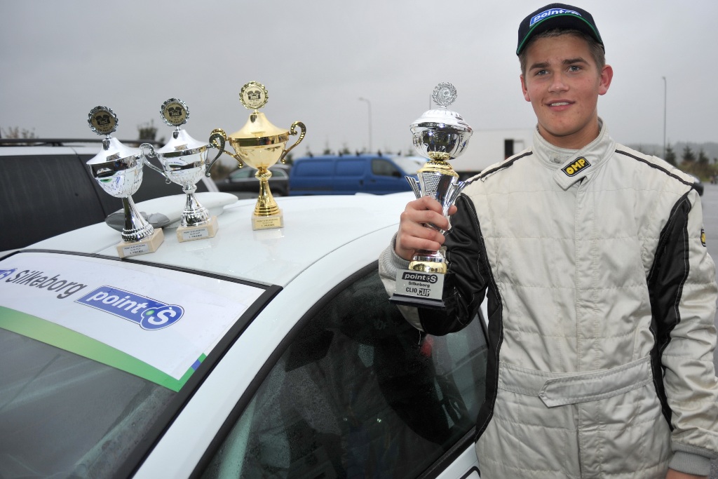 Debutant tog for sig blandt pokalerne i Point S Silkeborg Clio Cup. Lasse Poulsen vandt ikke bare to løb og scorede en andenplads. Han blev også driver of the day
